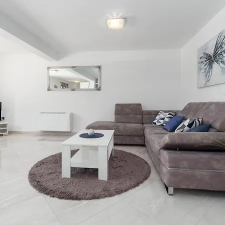 Apartment Luxury Three Bedrooms Silver Near