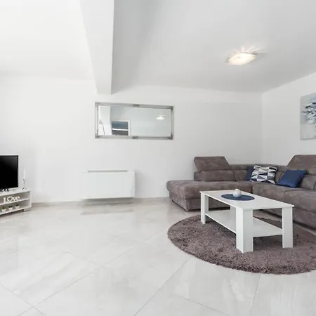 Apartment Luxury Three Bedrooms Silver Near Porec