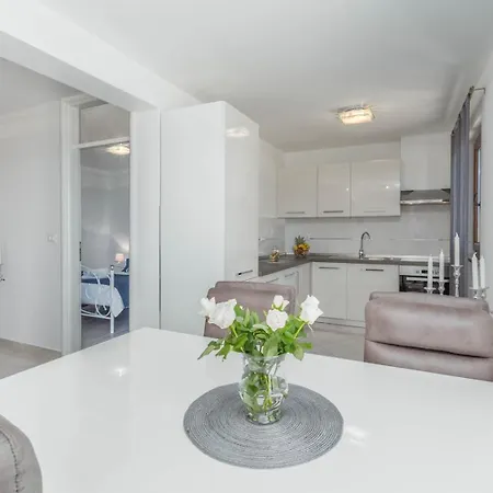 Luxury Three Bedrooms Silver Near Apartment