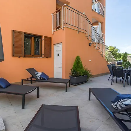 Luxury Three Bedrooms Silver Near Apartment *