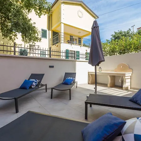 Apartment Luxury Three Bedrooms Silver Near