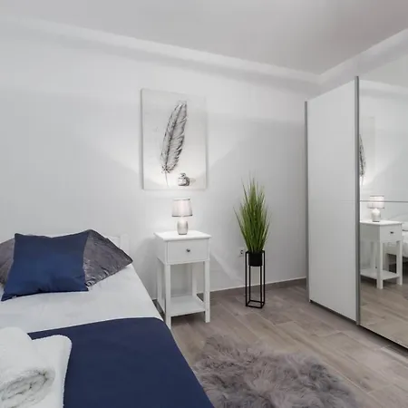Luxury Three Bedrooms Silver Near * 포레치