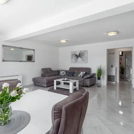 아파트 Luxury Three Bedrooms Silver Near 포레치