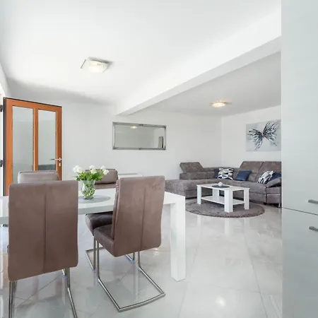 Luxury Three Bedrooms Silver Near 아파트 *